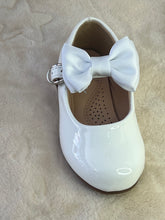 Load image into Gallery viewer, Melia bow shoes white size 6-2
