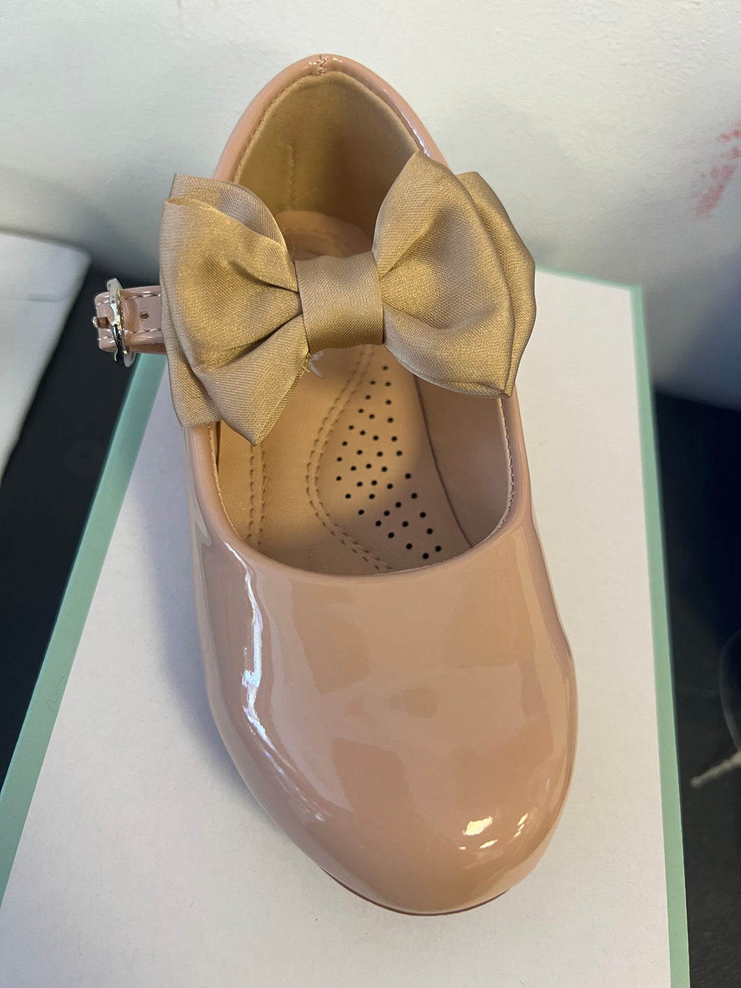 Melia bow shoes camel size 6-2