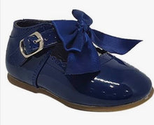 Load image into Gallery viewer, Melia patent bow shoes - navy