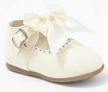 Load image into Gallery viewer, Melia patent bow shoes - cream